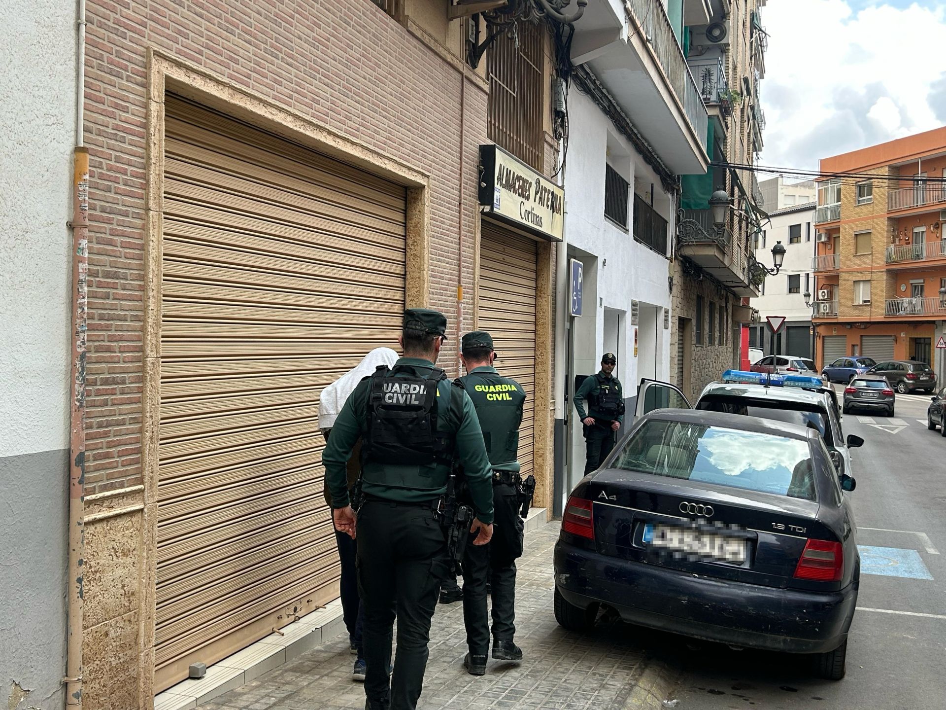 Trasladan al detenido por mandar amenazas de bomba en colegios de Valencia a su domicilio para la reconstrucción de los hechos