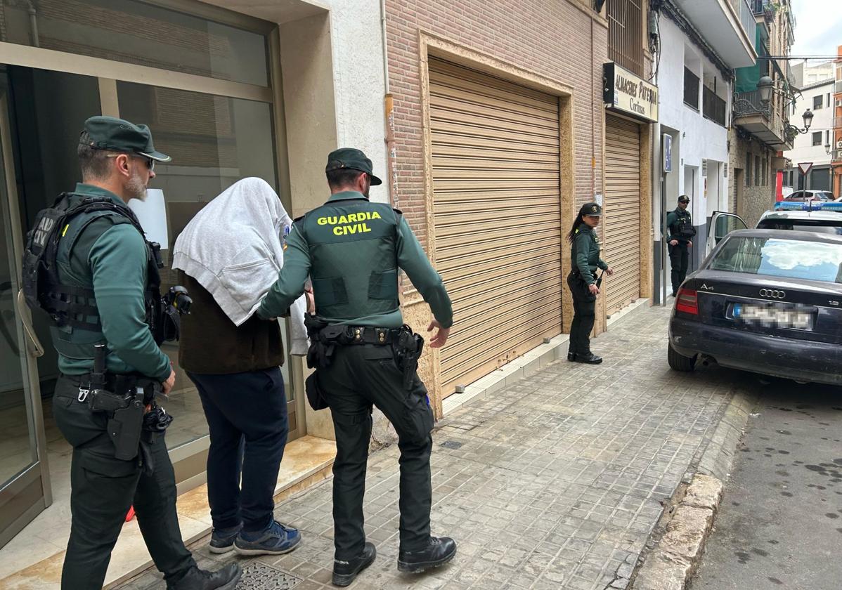 Trasladan al detenido por mandar amenazas de bomba en colegios de Valencia a su domicilio para la reconstrucción de los hechos