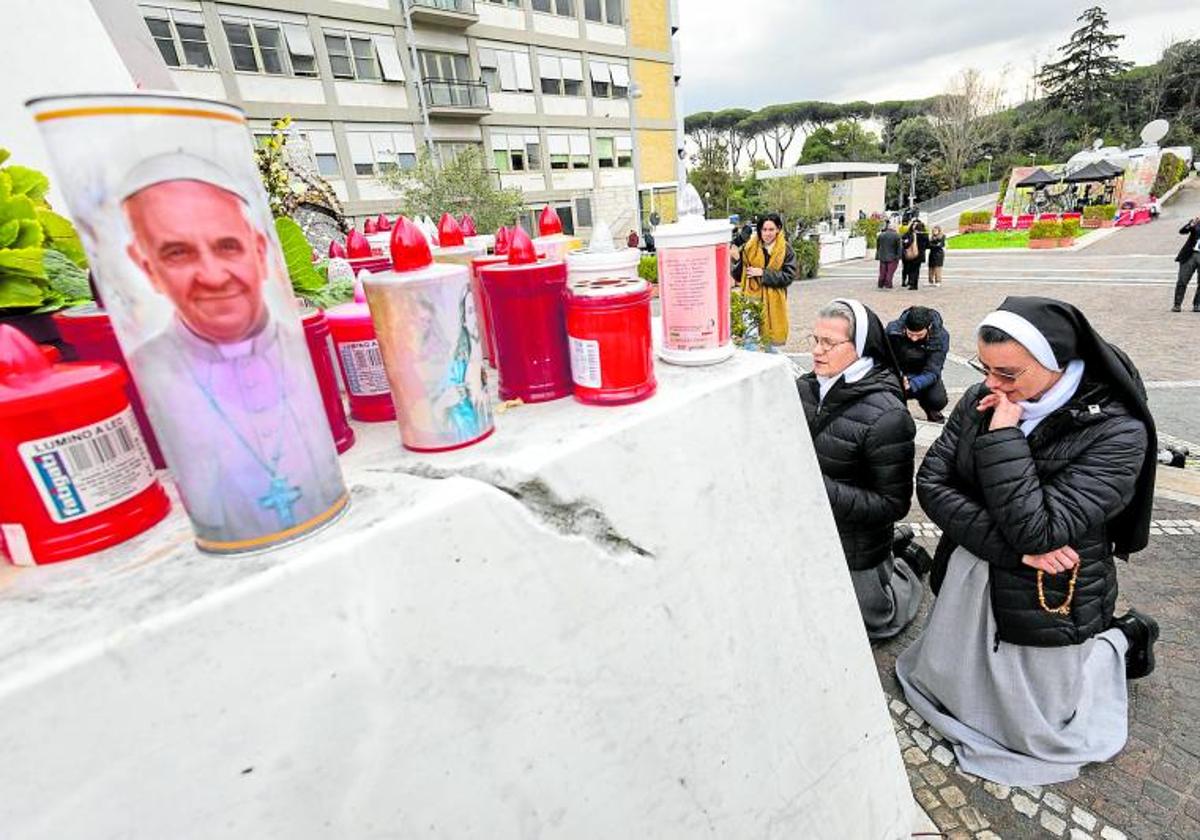 Feligresas rezan por la salud del Papa Francisco.