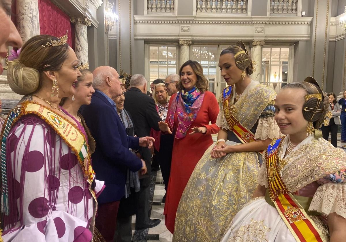 María José Catalá, Berta Peiró y Lucía García saludan a las casas regionales.