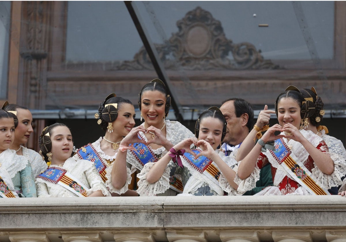 Las falleras mayores y sus cortes de honor brillan en el mirados de las Fallas.