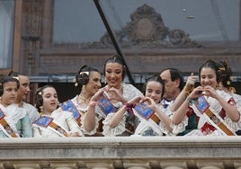 Las falleras mayores y sus cortes de honor brillan en el mirados de las Fallas.