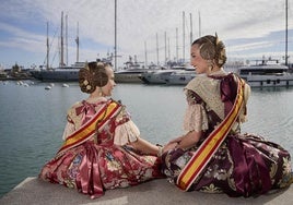 Lucía García y Berta Peiró, las falleras mayores de Valencia, durante una sesión fotográfica en La Marina para el especial de Fallas de LAS PROVINCIAS.