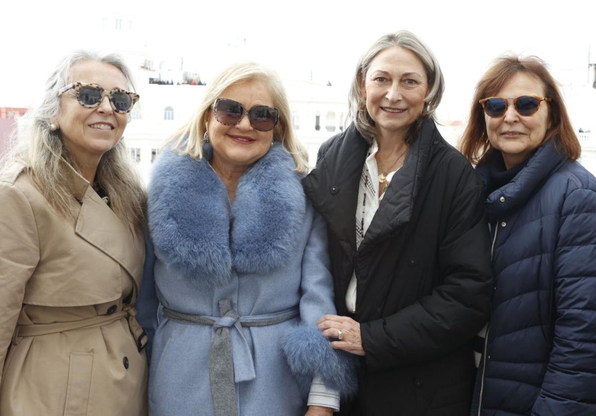 Las caras conocidas en los balcones de la plaza del Ayuntamiento de Valencia