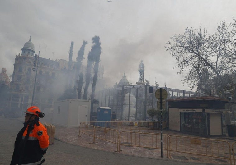 Mascletà en la plaza del Ayuntamiento este sábado.