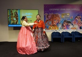 Desamparados Pastor Martínez y Nicole D'Errico en la Pasarela 'Hanbok' del Salón del Cómic de Valencia.