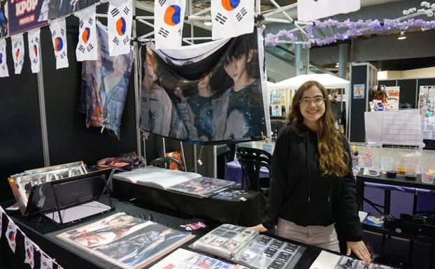 Paola Álvarez en el stand KPOPHUB con productos de 'k-pop'.