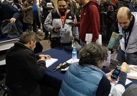 Paco Roca (izq.), este sábado en el salón del Cómic.