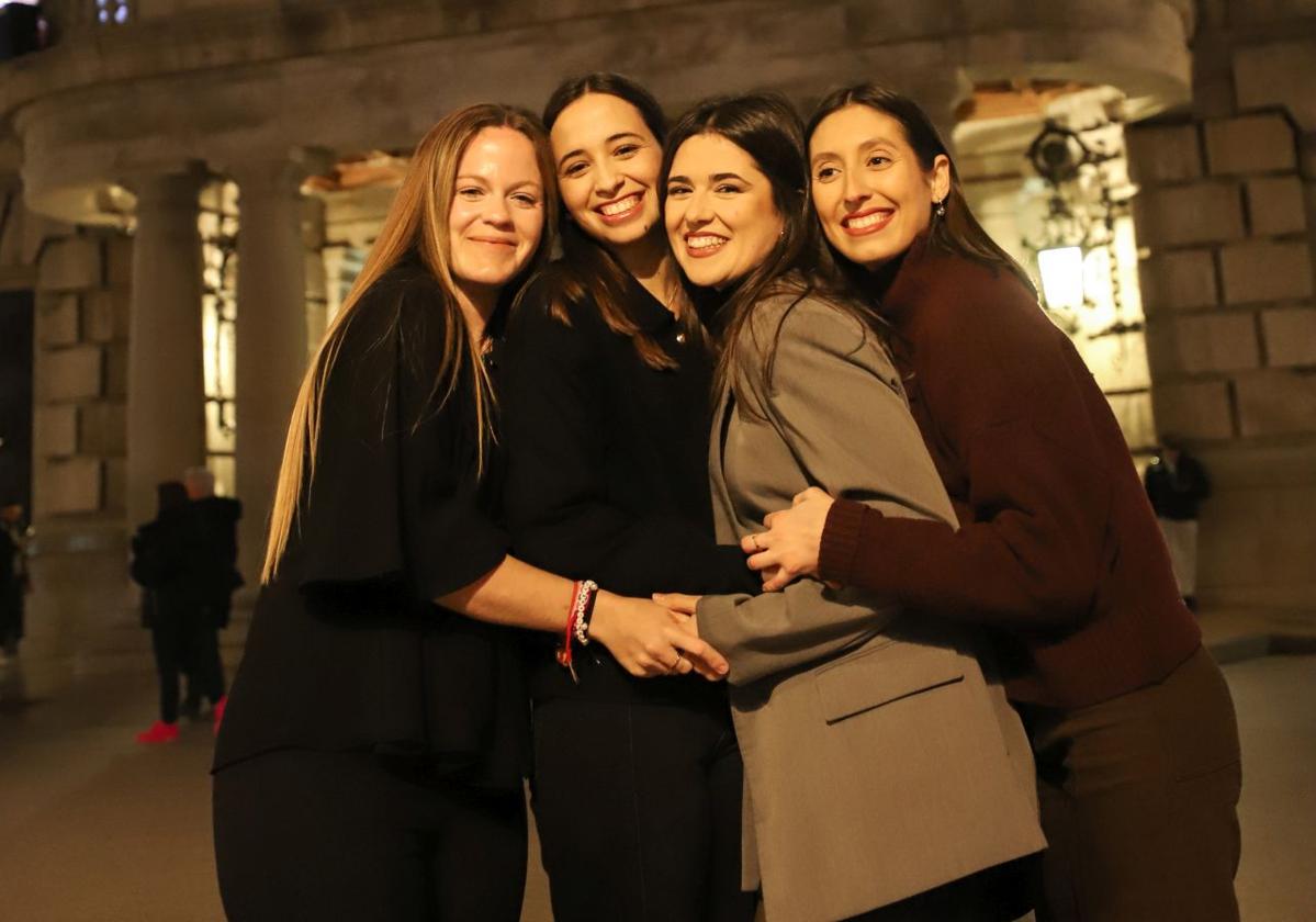 Bea de la Osa, Carla Olmos, Ampi Martí y Celia Fuster, a las puertas del Ayuntamiento, donde se vive una gran parte de las Fallas.