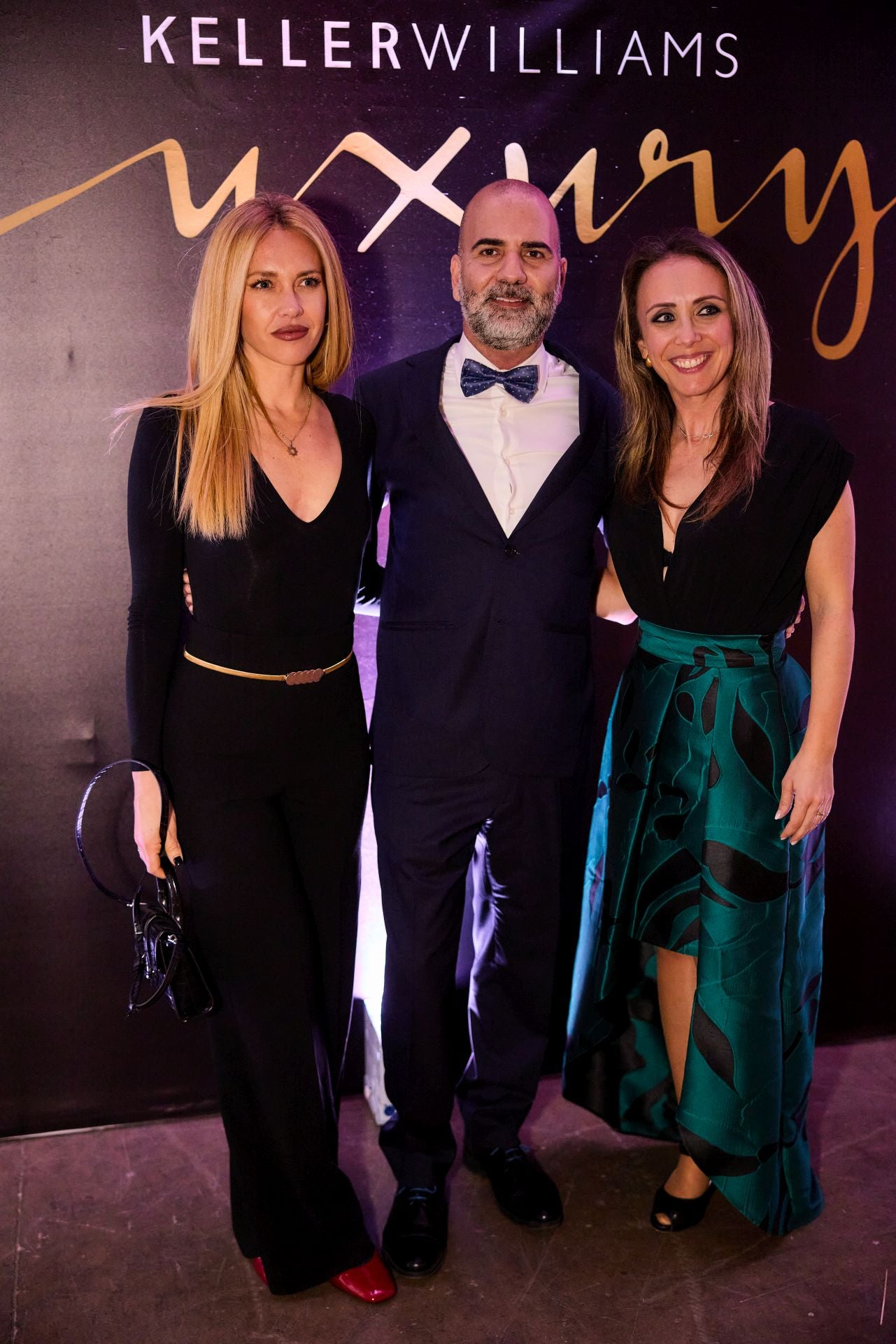 Jorge Botello Más con unas invitadas en la fiesta de Keller Williams.