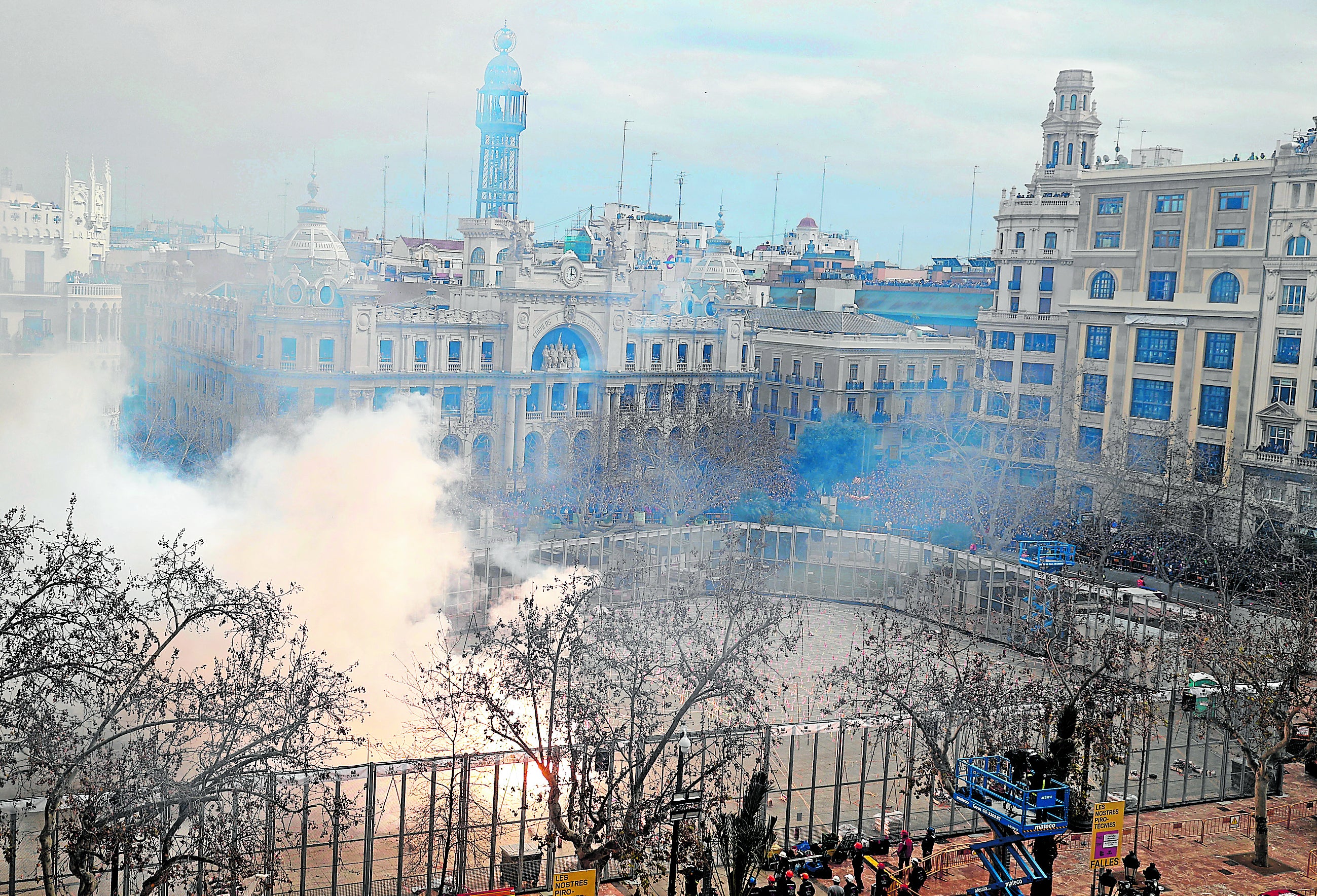 la plaza del Ayuntamiento durante la mascletà de Girorina.