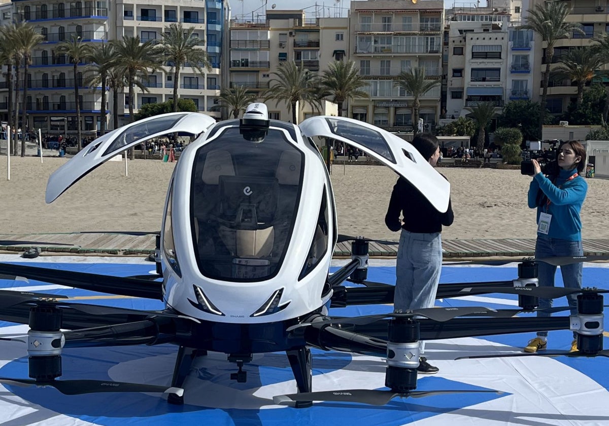 Un coche como los de Futurama sobrevuela Benidorm