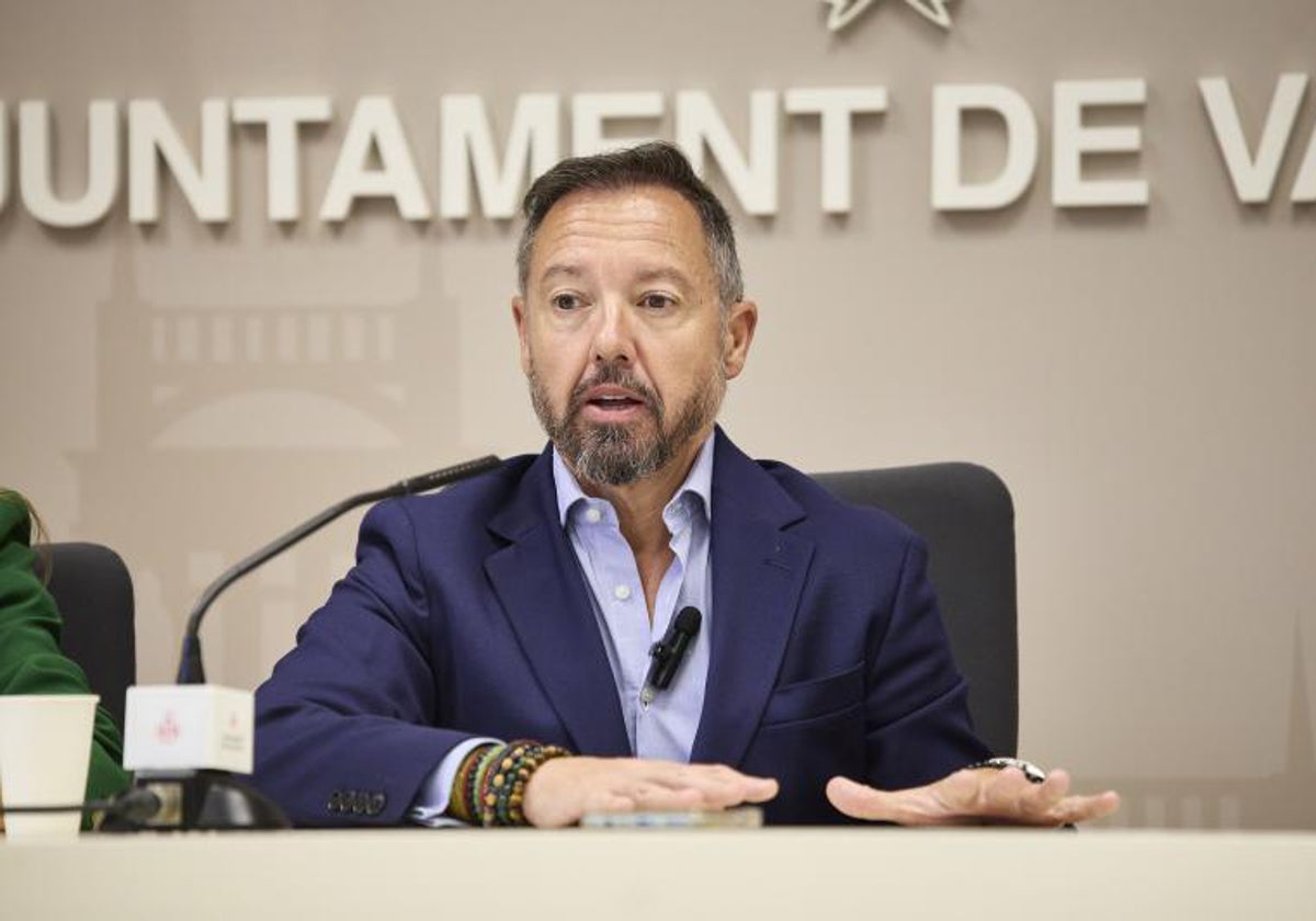 Badenas, en una rueda de prensa celebrada en el Consistorio.