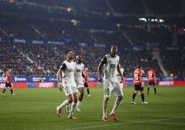 Sadiq, en una celebración donde llegó a bajarse un poco el pantalón, junto a Rafa Mir y un sonriente Foulquier.