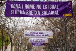 Carteles en el recorrido de la manifestación en Xàtiva el 8M del año pasado.