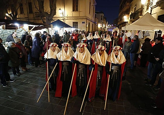 Desfile de Moros y Cristianos en Campanar, imagen de archivo.