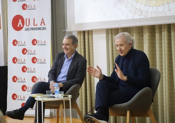 El filólogo y divulgador Emilio del Río, en Aula LAS PROVINCIAS, donde ha presentado su libro 'Carpe Diem. Autoayúdate con los clásicos' en compañía del jefe de Coordinación del diario, Jorge Alacid.