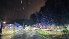 Camino cortado en Xàtiva por el desprendimeinto de la escollera.