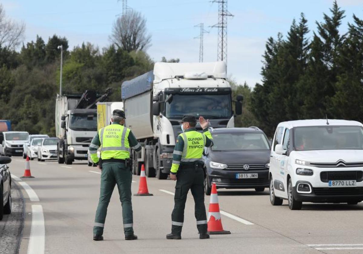 Agentes de la Guardia Civil en una autopista.