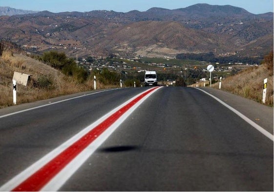 La DGT estrena la línea roja en la carretera: para qué sirve y qué cambia para los conductores