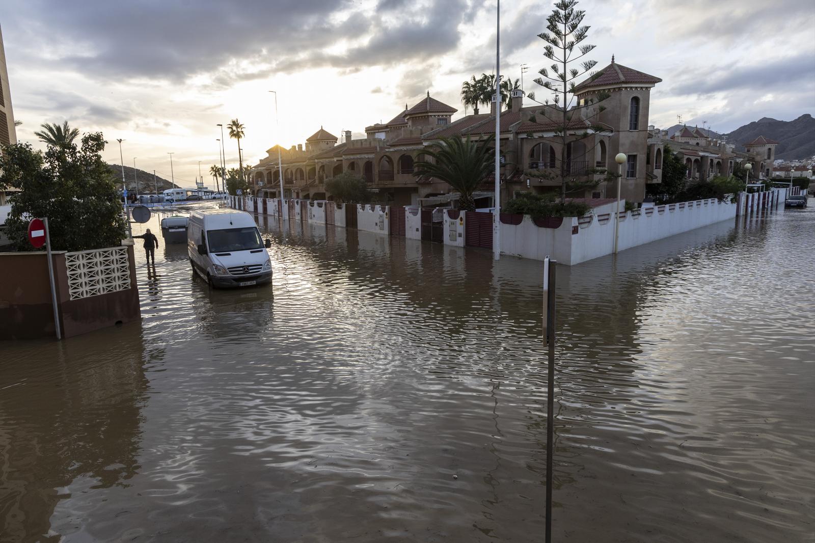 Los trabajadores que hoy pueden pedir el nuevo permiso retribuido por la lluvia