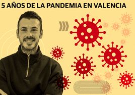 La doctora Elena Sancho asiste a Salvador, un paciente que se contagió con el Covid, en el Hospital La Fe de Valencia.
