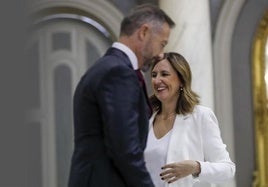 Catalá y Badenas se cruzan durante la presentación del acuerdo de gobierno, en una imagen de archivo.