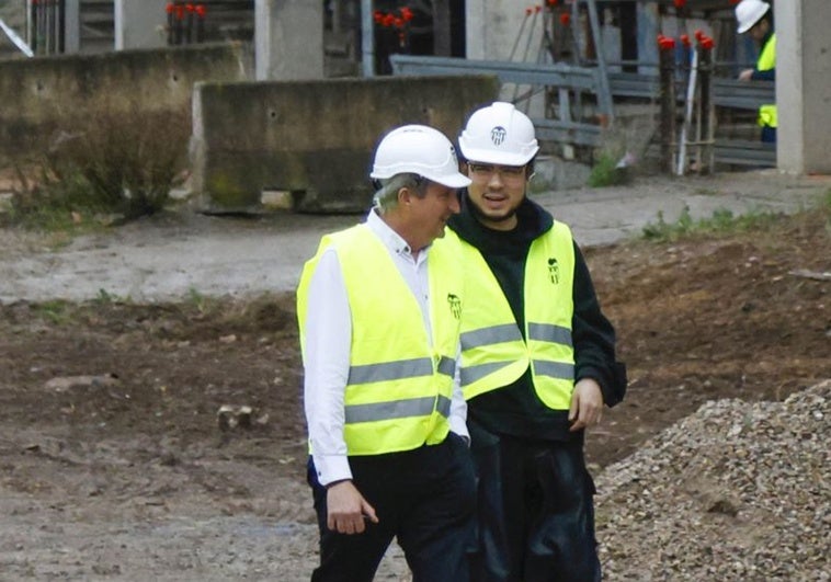 Kiat Lim, a la derecha, durante la visita a las obras del nuevo Mestalla.