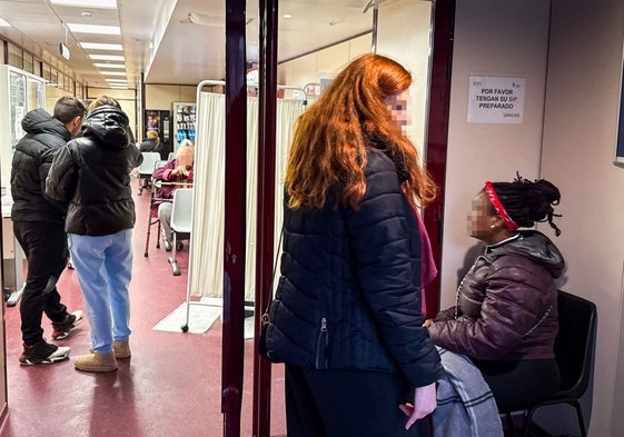 Pacientes en la sala de espera del PAS de la avenida del Cid este martes.