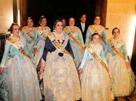 Falleras mayores de Alzira y sus cortes de honor.