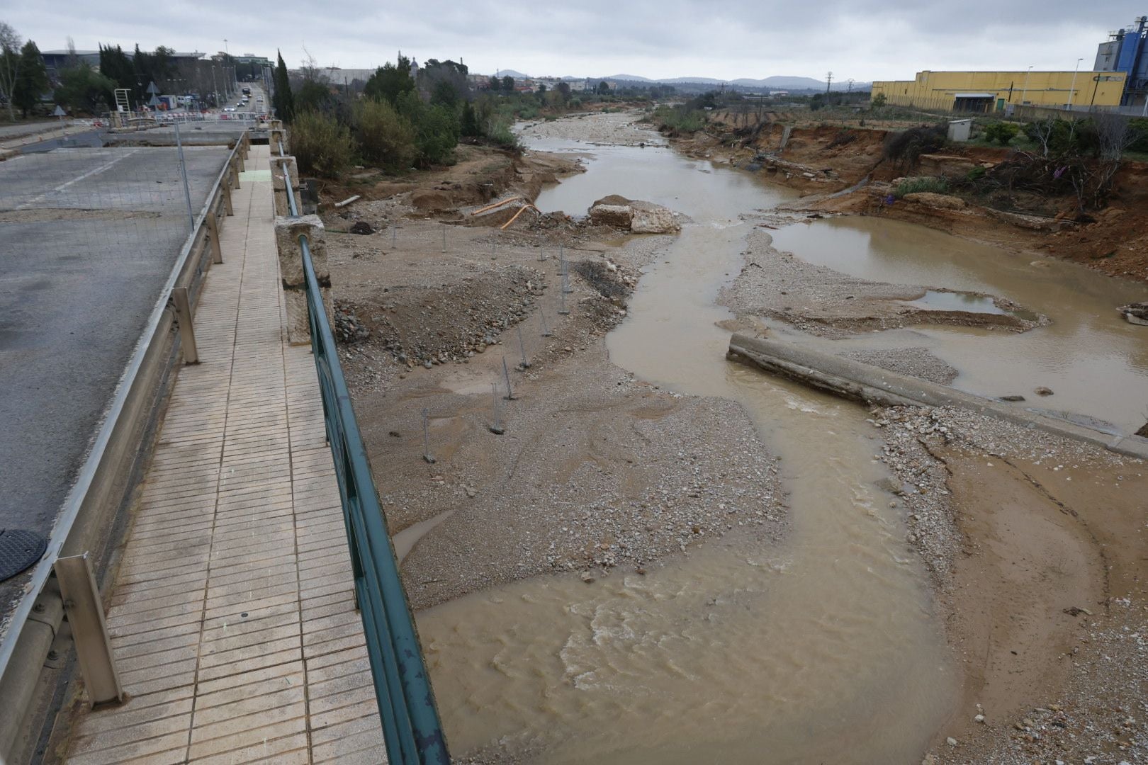 Las lluvias en Cheste dejan caminos anegados.