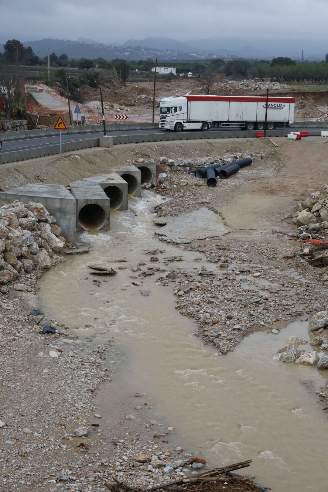 Las lluvias en Cheste dejan caminos anegados.