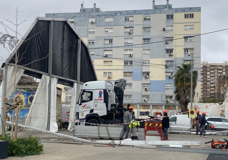 Montaje de la carpa de la falla Barrio Beteró, cerca de la estación del Cabanyal.