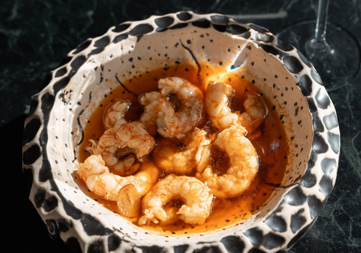 Gambas al ajillo, salseadas con sus propios corales.