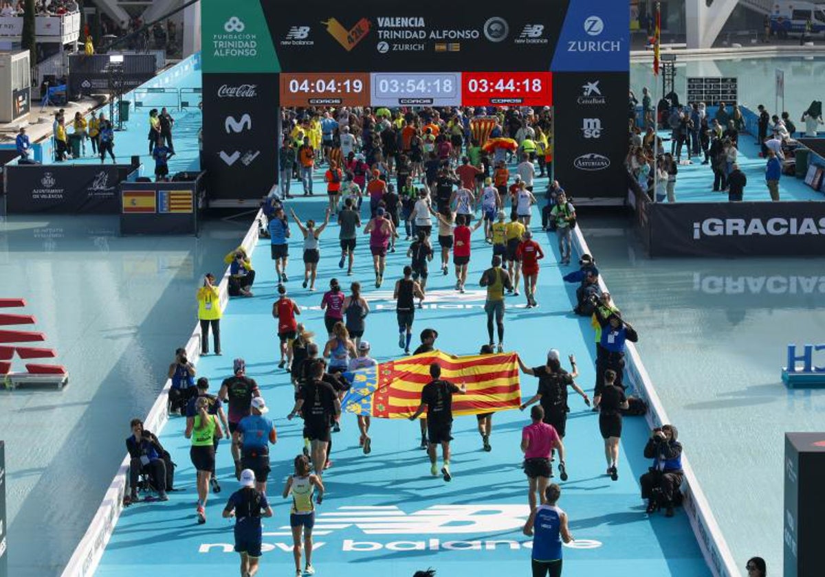 Zona de meta del Maratón Valencia Trinidad Alfonso de 2024.