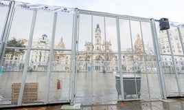 La plaza del Ayuntamiento se queda temporalmente sin mascletaes.