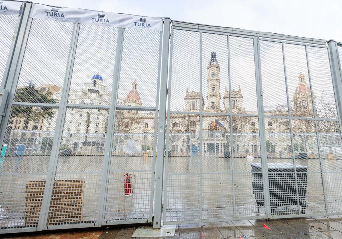 La plaza del Ayuntamiento se queda temporalmente sin mascletaes.