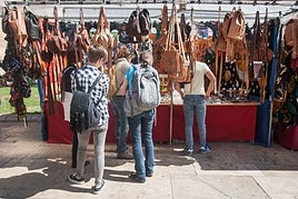 Visitantes observan el mercadillo fallero, imagen de archivo.