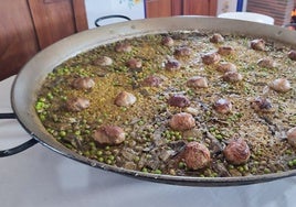 Paella con verduras de invierno y figatells.