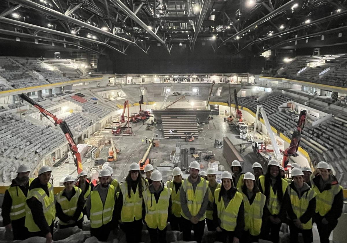 La plantilla del Valencia Basket femenino, visitando la obra del Roig Arena.