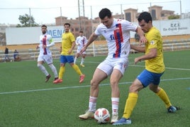 Zazo pugnando con un jugador del Eldense B..