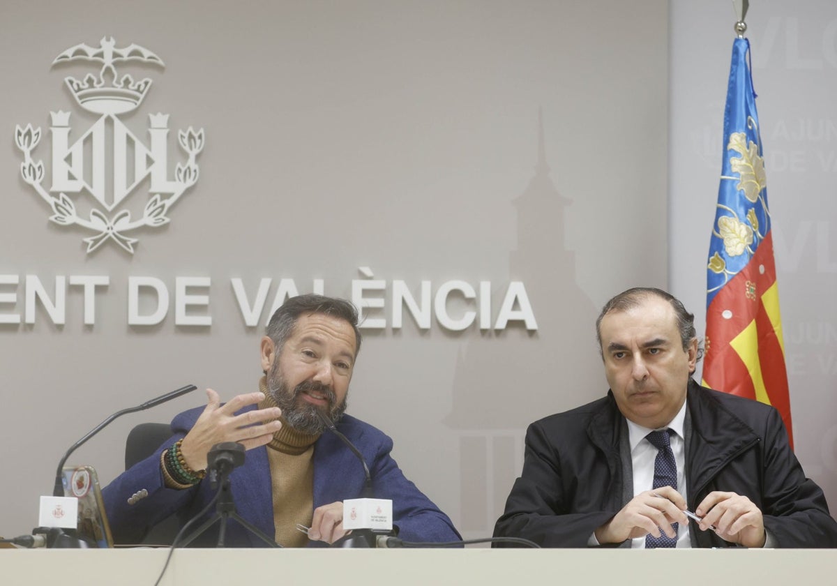 Juanma Badenas, acompañado del abogado Ignacio Serra.