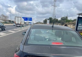 El Chevrolet parado en un carril de salida de la CV-35 en San Antonio de Benagéber.