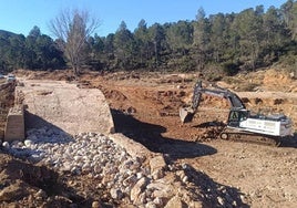 Obras de reconstrucción en un barranco