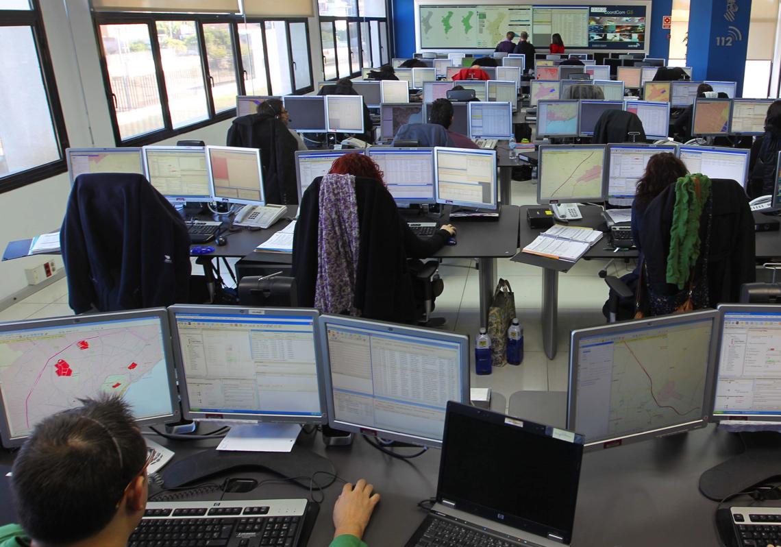 Varios operadores atienden las llamadas telefónicas de los ciudadanos en la sala del 112, en el Centro de Coordinadición de Emergencias.