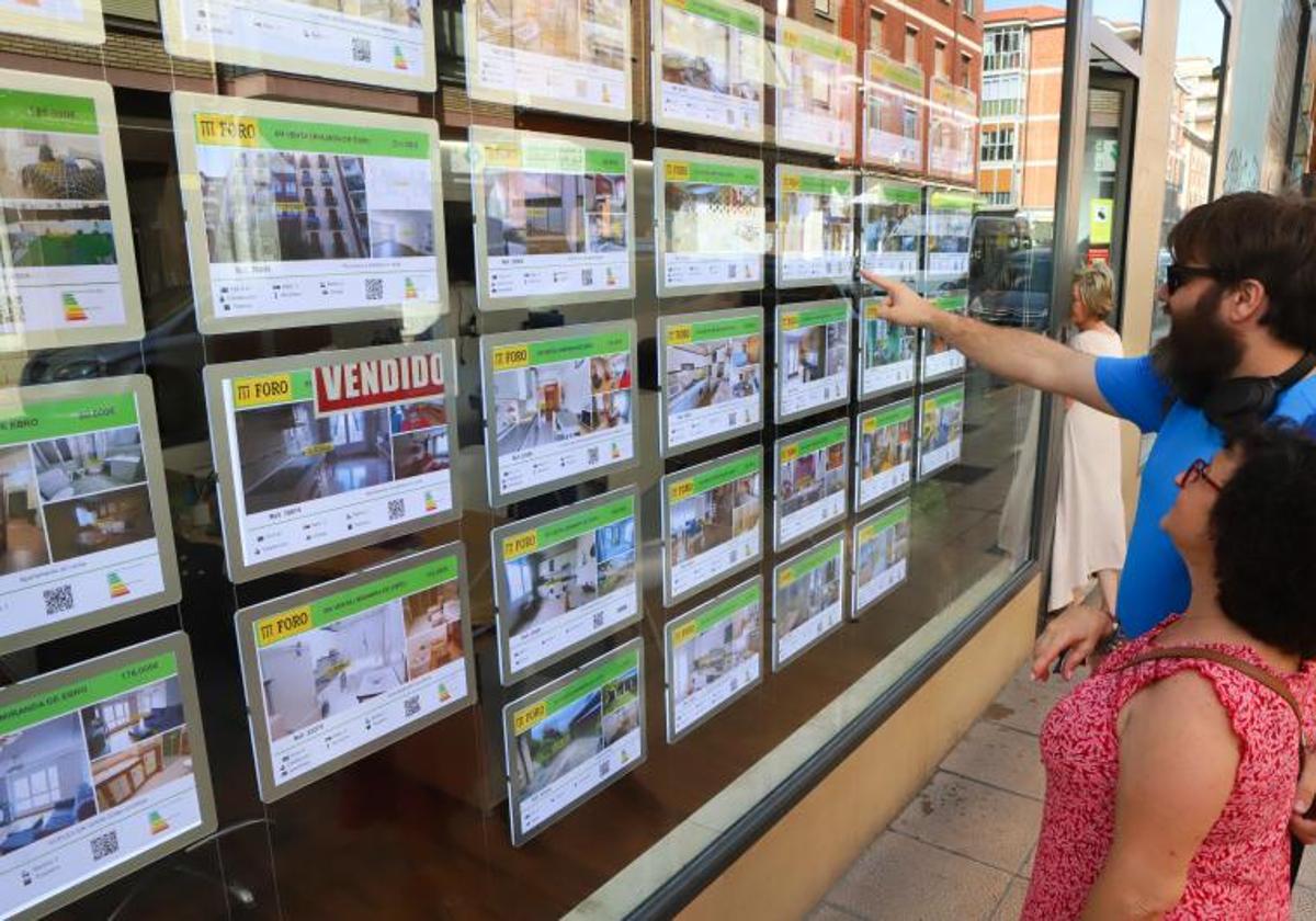 Viviendas en venta en una inmobiliaria.