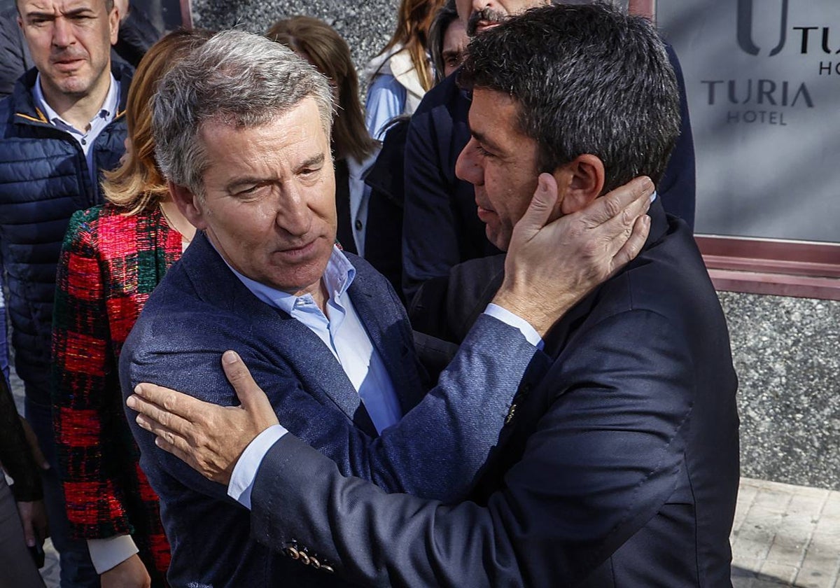 Feijóo y Mazón, tras una reunión de alcaldes y cargos populares en Valencia.