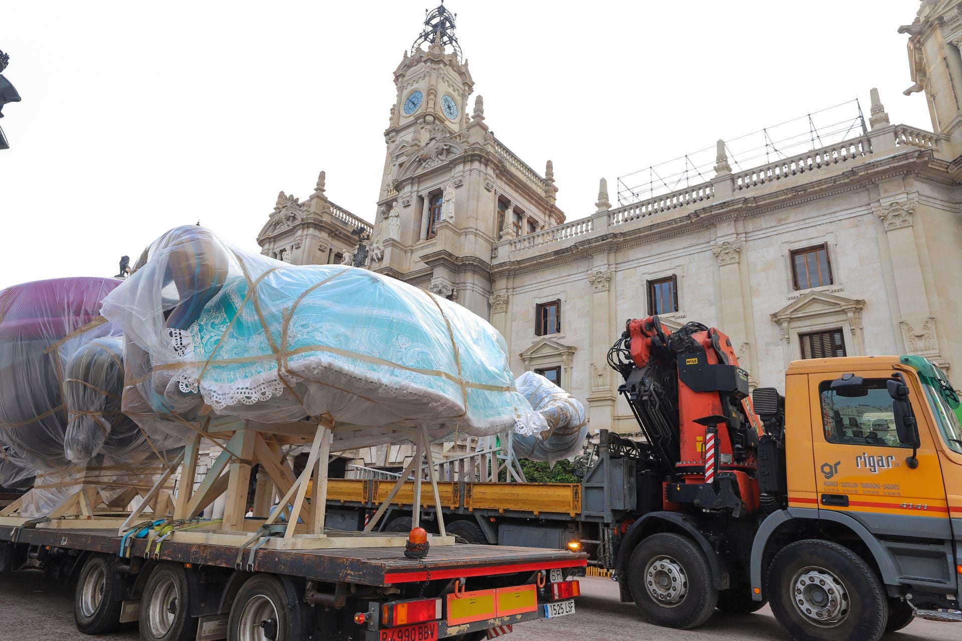 Las primeras piezas de la falla municipal de 2025 llegan a la plaza del Ayuntamiento