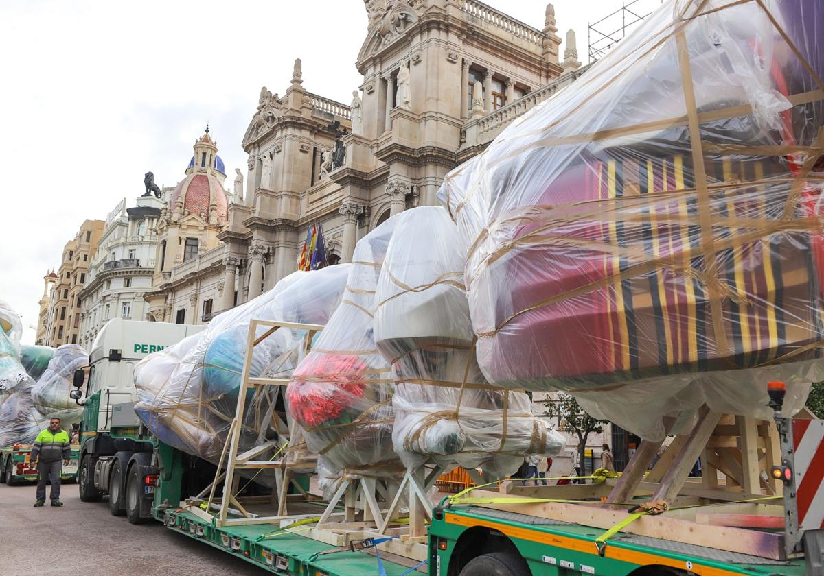 Las primeras piezas de la falla municipal de 2025 llegan a la plaza del Ayuntamiento