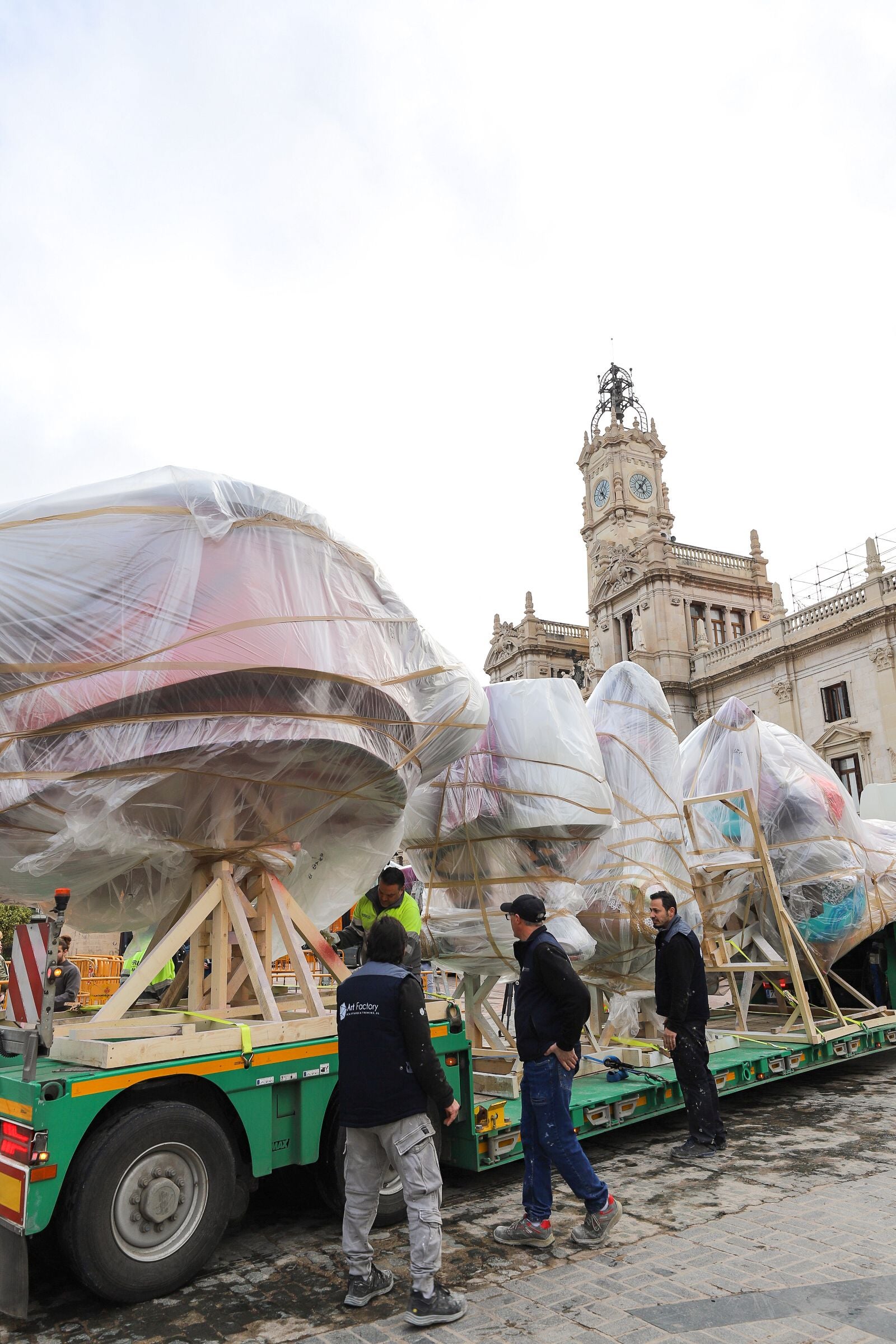 Las primeras piezas de la falla municipal de 2025 llegan a la plaza del Ayuntamiento